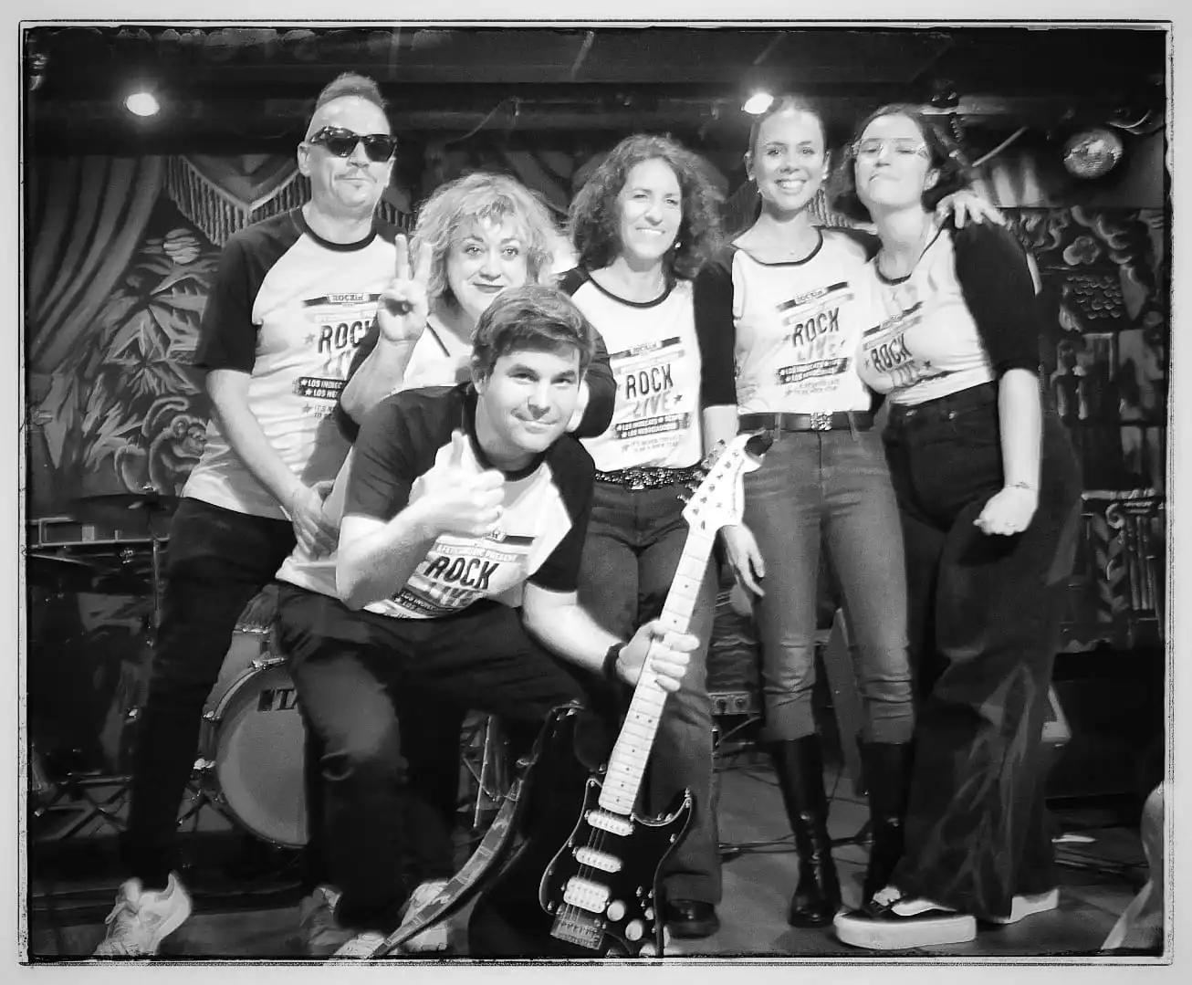 Grupo de música posando después de un concierto