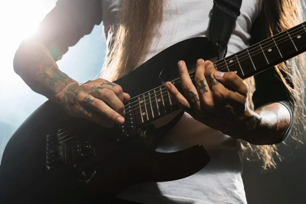 Guitarrista tocando la guitarra de cerca
