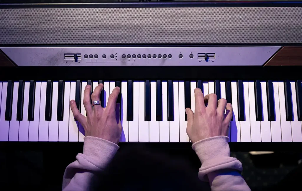 Teclista tocando el teclado desde arriba