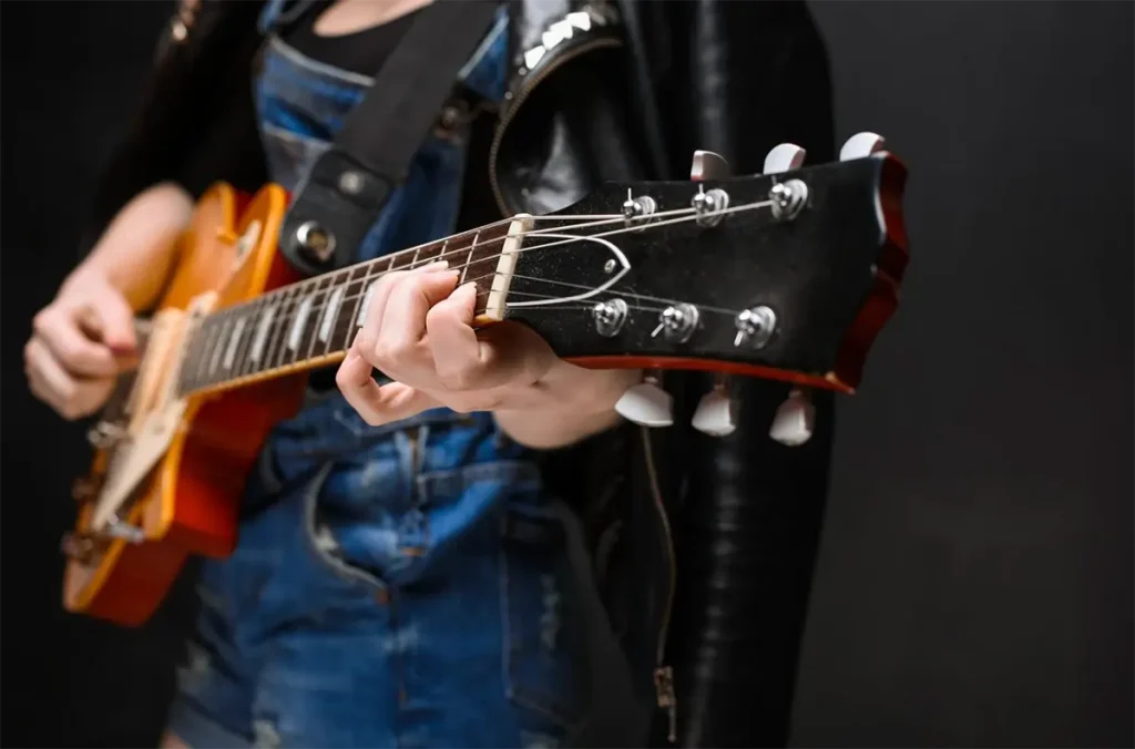 Guitarrista tocando guitarra de cerca