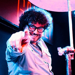 Adri Cheriff profesor batería en ROCKin'Mad