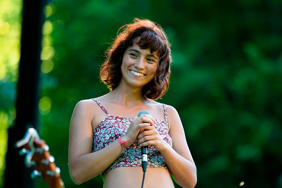 Idoia Asurmendi sosteniendo un microfono