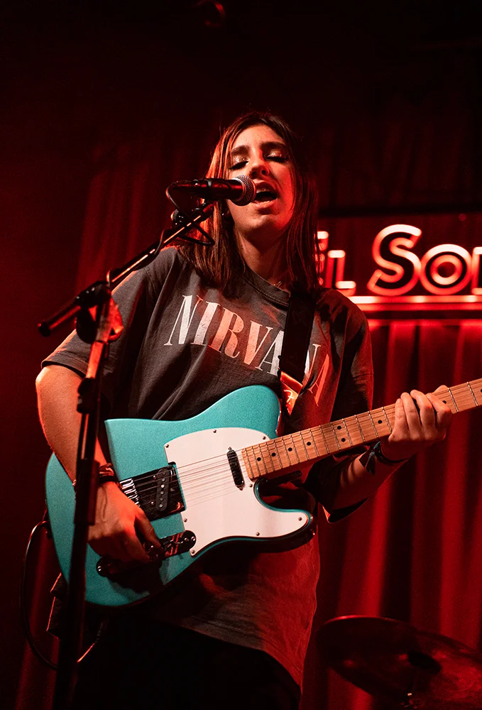 Marina Garcia-Zarandieta tocando la guitarra en un concierto